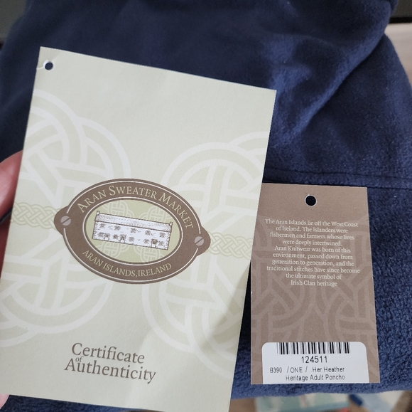 Women's Aran Sweater Market purple poncho NWT Aran Islands Ireland 100% wool - Picture 3 of 5